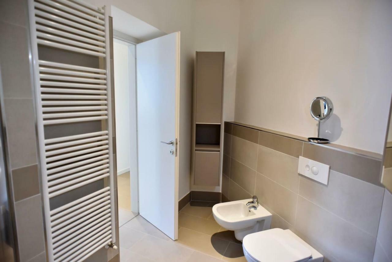Stylish Lakefront House Ловере Экстерьер фото